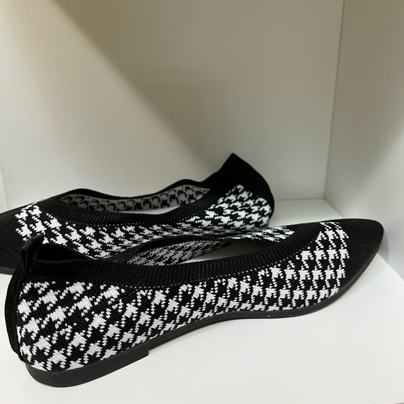 Women’s Houndstooth Flat Shoes - Picture 3 of 4